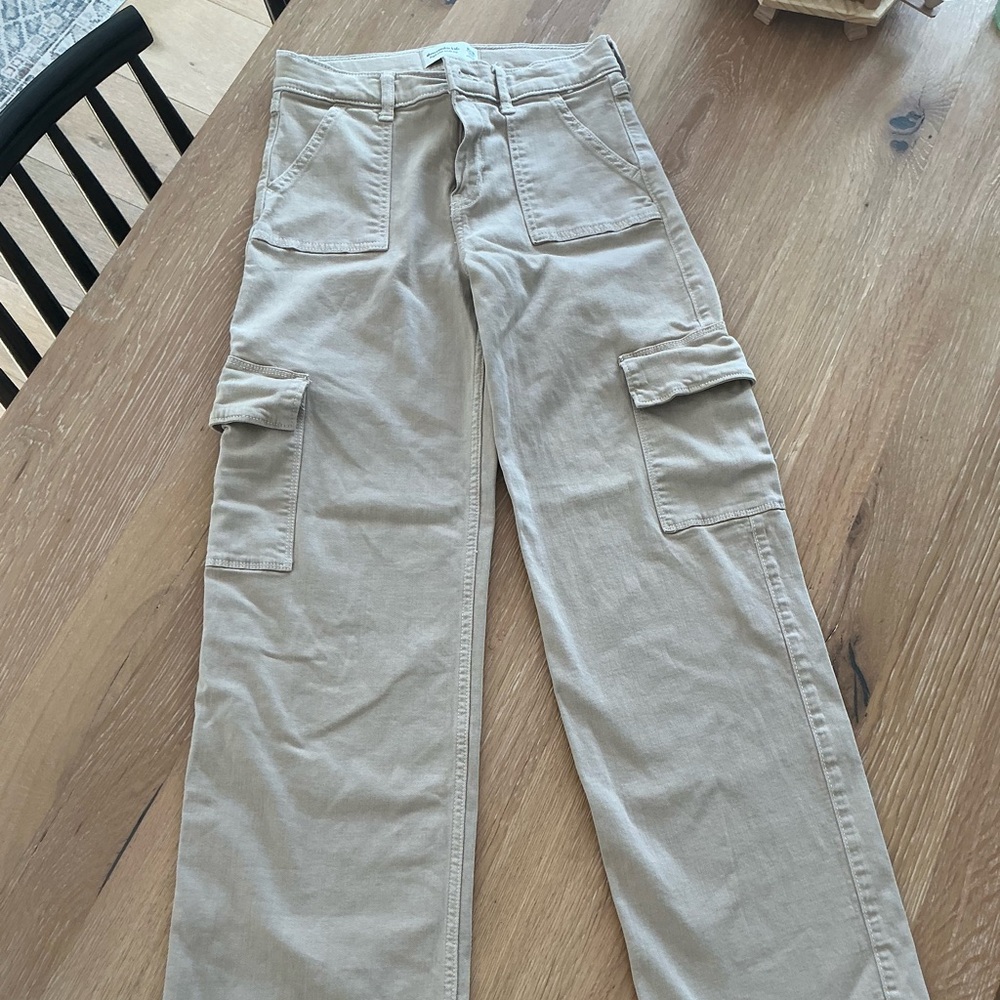 Girl’s tan high-rise wide leg cargo pant.
Size 15/16 Long